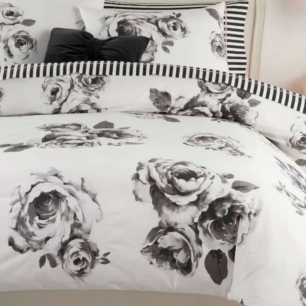 Pottery Barn Teen Emily & Meritt Bed of Roses Full/Queen Duvet +2 Stand Shams